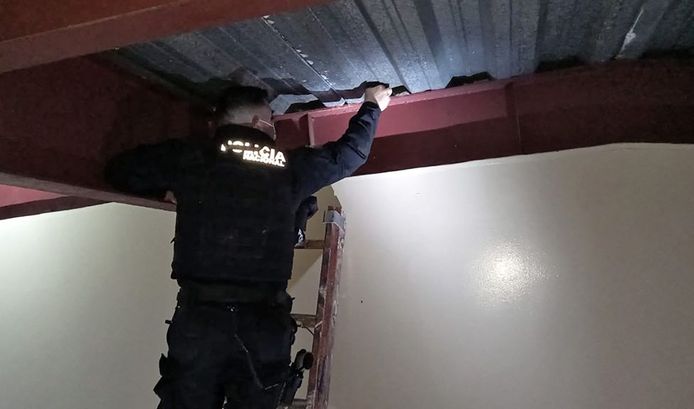 Agenten doen minutieus onderzoek in de onrustige gevangenis. Er werden al drie explosieven ontdekt.