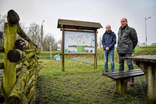 Schepen Tom Waterschoot en Pieter Vermeire aan het nieuwe infobord.