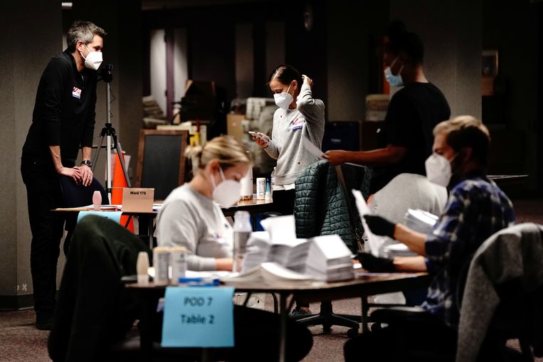Stemmentellers aan het werk in Wisconsin. Beeld REUTERS