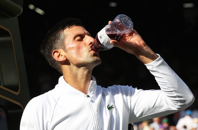 Djokovic, hier met een flesje (suiker)water.