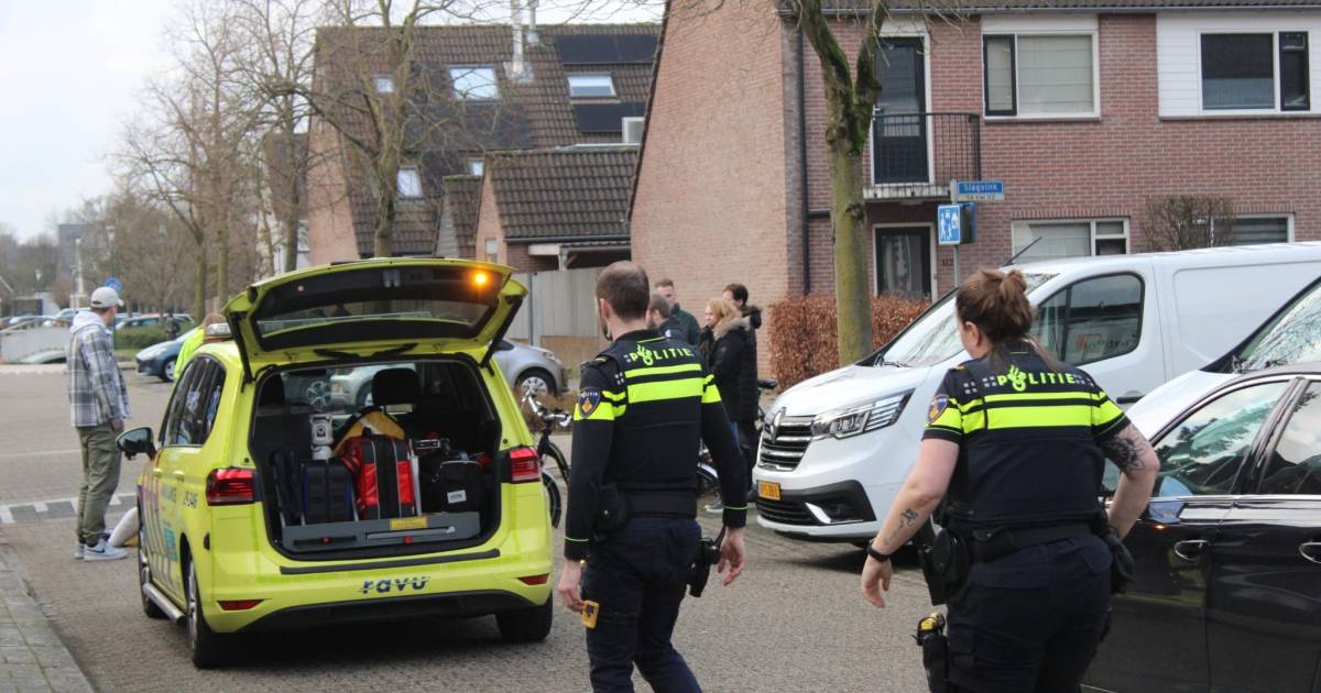 Fietsster raakt gewond bij aanrijding in woonwijk.