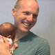 Agent adopteert pasgeboren baby van drugsverslaafde vrouw