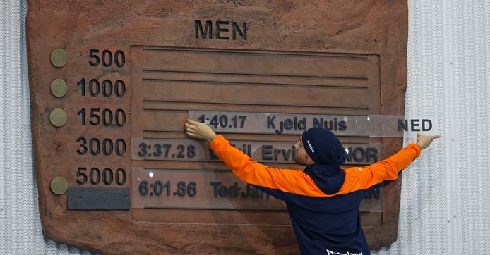 Kjeld Nuis plaatst zijn naam op het wereldrecordbord van de Utah Olympic Oval.
