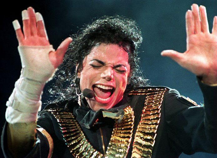 In de HBO-documentaire getuigen twee mannen dat popster Michael Jackson hen in hun kindertijd heeft misbruikt. De "King of Pop" heeft eerdere soortgelijke beschuldigingen altijd ontkend. Jackson overleed in 2009.