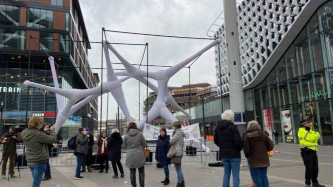 Zwijgende Meerderheid demonstreert in Utrecht voor zorgmedewerkers en hulpverleners