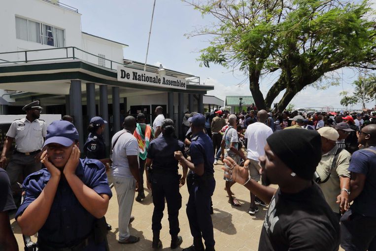 Demonstranten tijdens het protest afgelopen vrijdag tegen de regering bij het parlementsgebouw in Paramaribo.  Beeld ANP