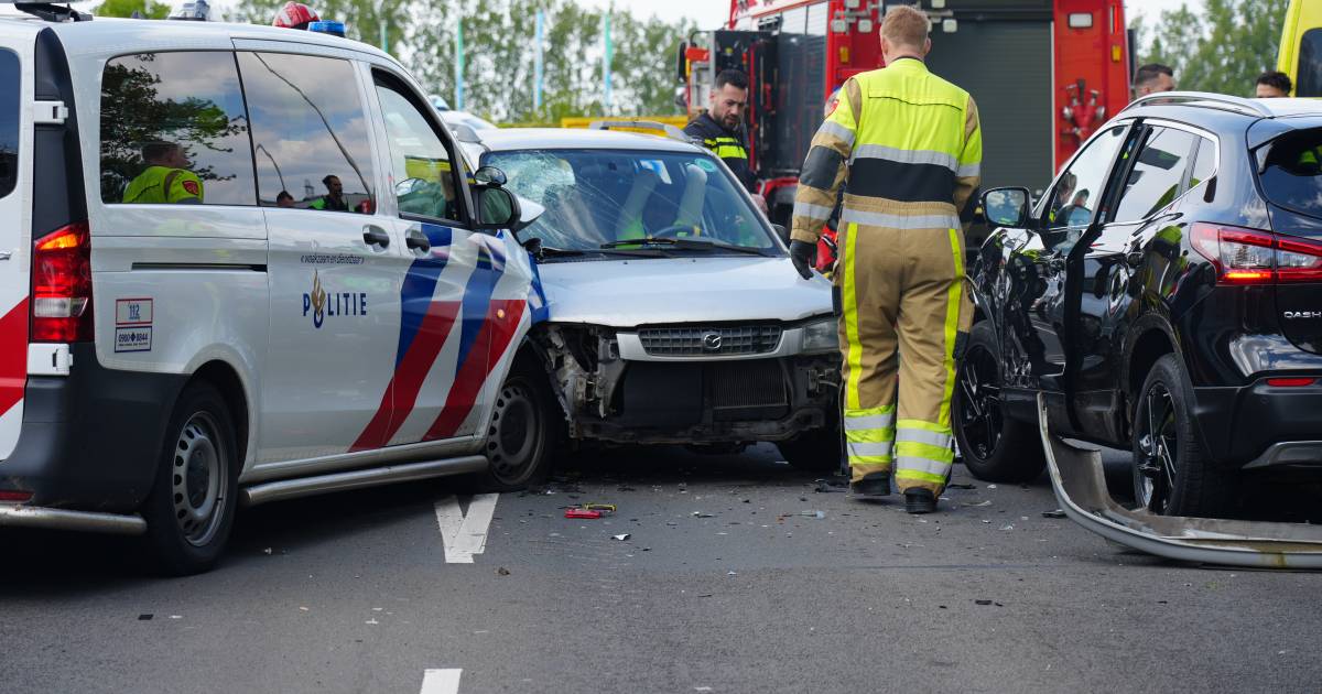 Achtervolging eindigt met frontale botsing met politiebus, inzittenden gewond en weg afgesloten.