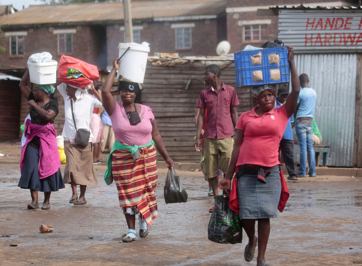 Het nog rustig op straat, twee dagen nadat de protesten in Harare zijn begonnen, maar langzaam ontwaakt de stad uit zijn comateuze toestand  Beeld EPA