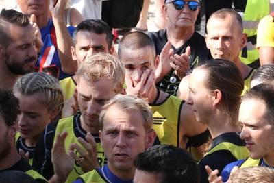 Emotionele deelnemers Strong Viking herdenken overleden Gitte