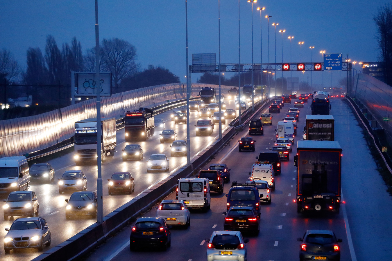 Auto's staan op de A20 in de file tijdens een drukke ochtendspits.
