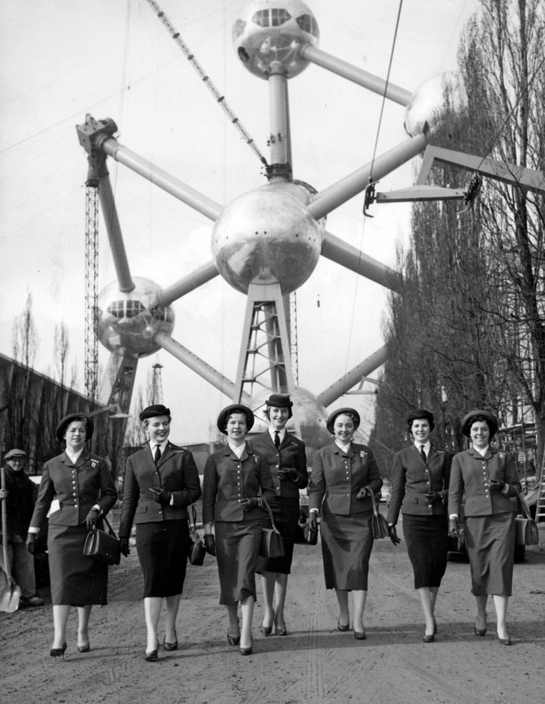 Belgische en Nederlandse hostessen tijdens de constructie van Expo '58, op de Heizel in Brussel. Beeld BELGA