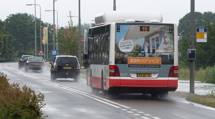 2015-06-21 00:00:00 PIJNACKER - Een bus van busmaatschappij Veolia passeert een bushalte. ANP XTRA LEX VAN LIESHOUT