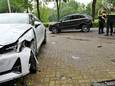 Zwaar beschadigde auto's op de Lovensekanaaldijk in Tilburg.