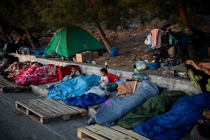 Sinds de branden in het kamp Moria slapen duizenden mensen al nachtenlang buiten, in portieken of langs de weg.