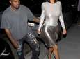 Kim Kardashian showt haar afgetraind lichaam in doorschijnende bodysuit