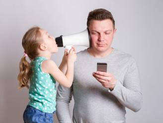 Veel ouders zijn vergroeid met hun telefoon, professor waarschuwt: “Dan krijg je kinderen die eerst kunnen swipen en dan pas stappen”