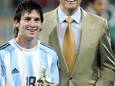 Lionel Messi poseert met kroonprins Willem-Alexander met de Gouden Schoen. Messi kreeg de prijs uitgereikt in Utrecht als topscorer en meest talentvolle voetballer van het jeugd-WK in 2005.