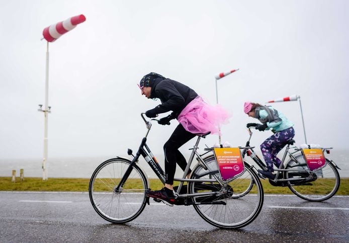 Deelnemers in actie tijdens de zevende editie van het NK Tegenwindfietsen op de Oosterscheldekering. Na twee jaar afwezigheid is het bekende fietsevenement weer terug.
