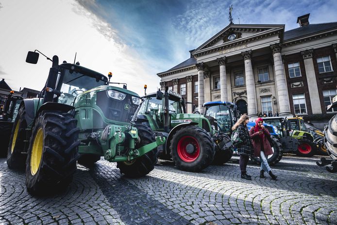 Boeren tijdens de protestactie tegen het stikstofbesluit bij het provinciehuis van Groningen.