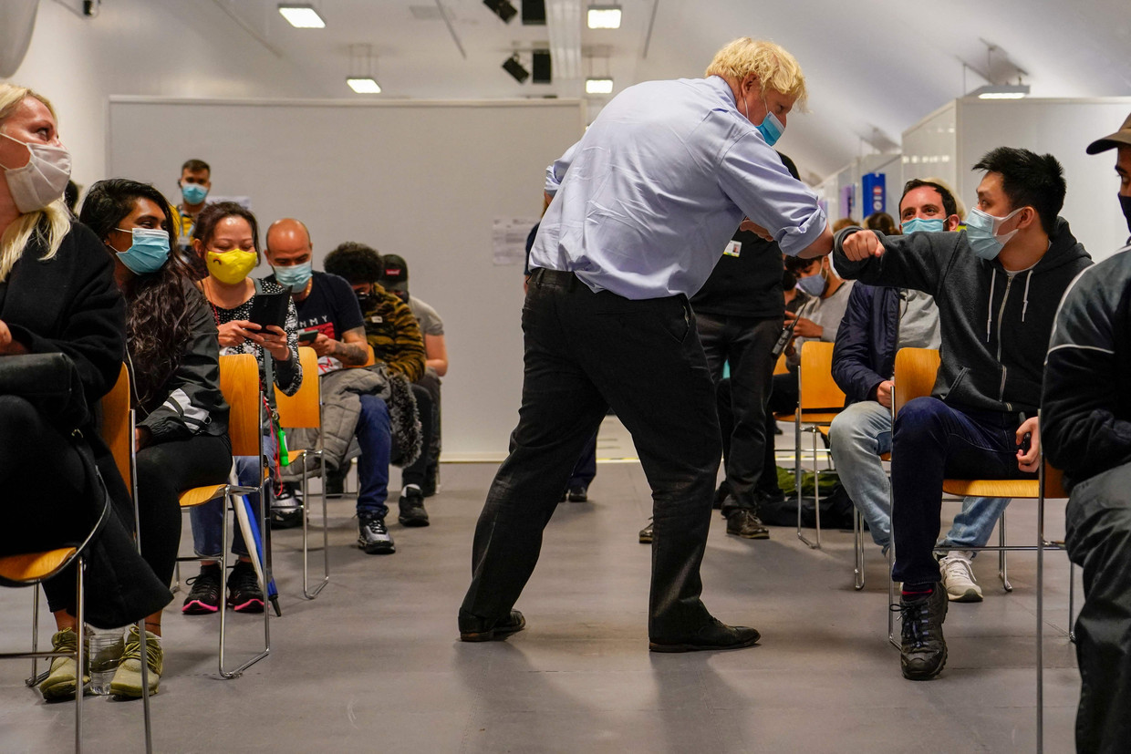 Boris Johnson tijdens een bezoek aan een vaccinatiecentrum in Londen.  Beeld AFP