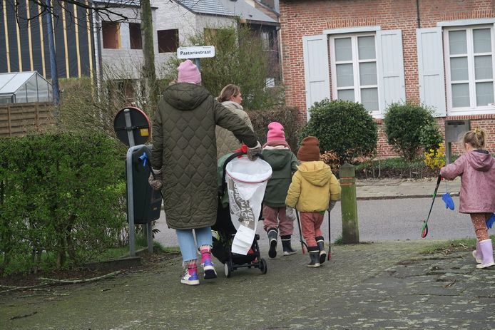 In Waarloos trokken kinderen mee op pad, om zwerfvuil te ruimen