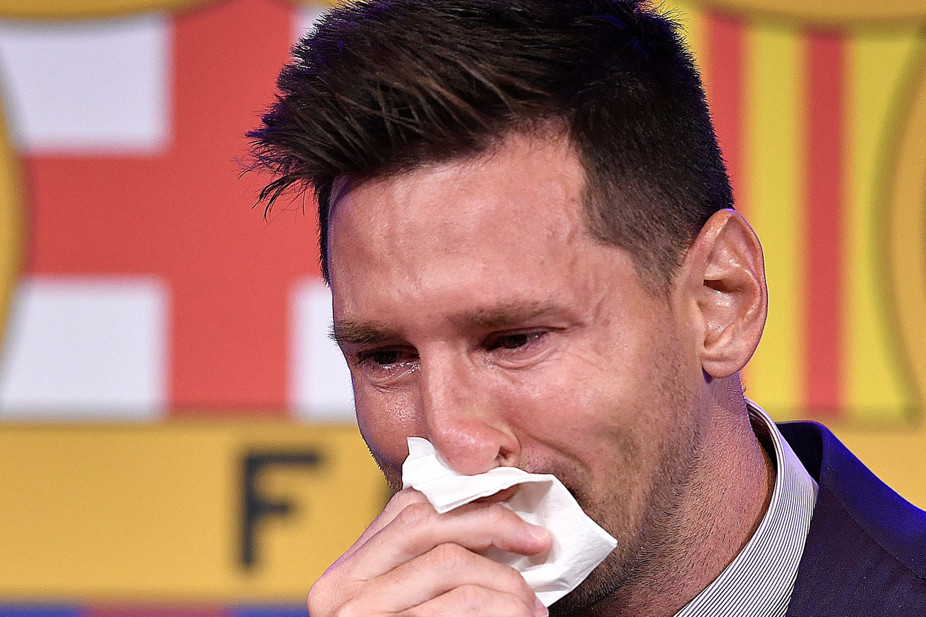 Lionel Messi barst in tranen uit tijdens persconferentie ...