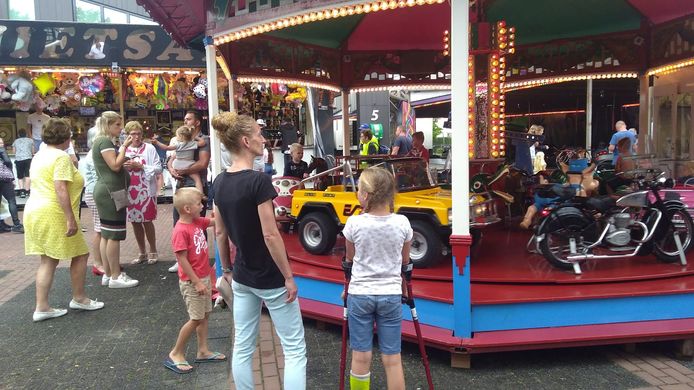 De allerjongsten genieten op de kermis tijdens de jaarlijkse Annafeesten in Molenschot. Dit jaar gaan kermis noch jaarmarkt door.