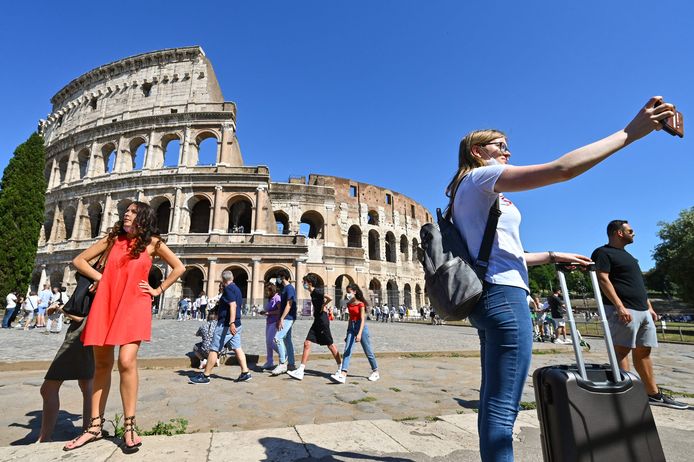 Enkele toeristen aan het Colosseum in Rome.