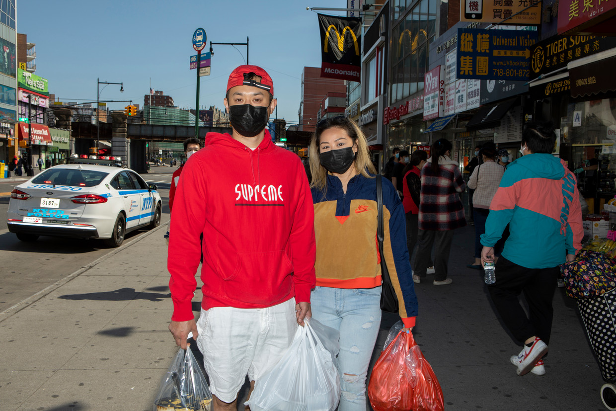 Perry Tran en Sophath Tin in Main street, de hoofdstraat van Chinatown in Flushing Queens. Beeld Chantal Heijnen