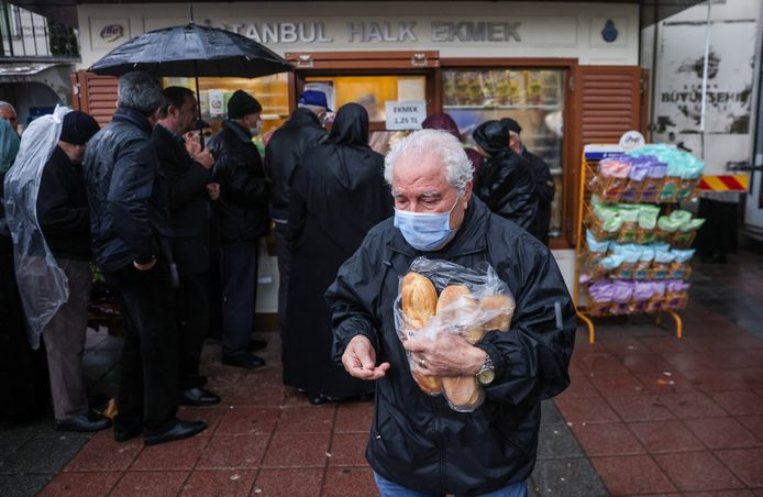 Mensen staan in Istanboel in lange rijen aan te schuiven voor goedkoop brood van de overheid.