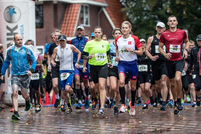 In de stromende regen ging zondagochtend de marathon van Winterswijk van start.