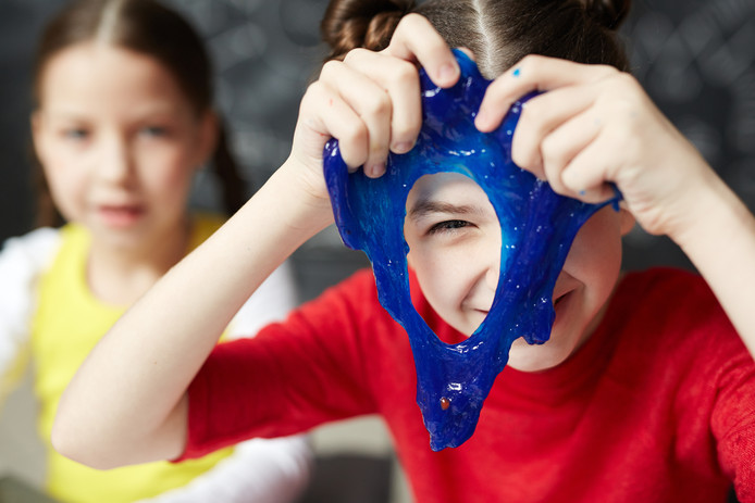 Kinderen spelen met zelfgemaakt slijm.