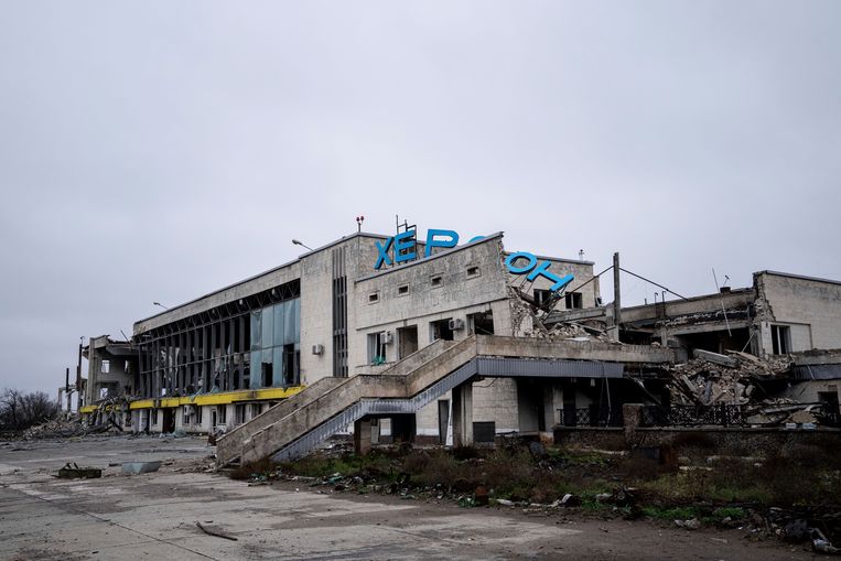 De gebombardeerde terminal van de luchthaven van Cherson. De Russische soldaat liep bijna 16 kilometer vanaf het vliegveld nadat de Oekraïners het hadden beschoten, waarbij vele andere Russen waren gedood. Beeld AP