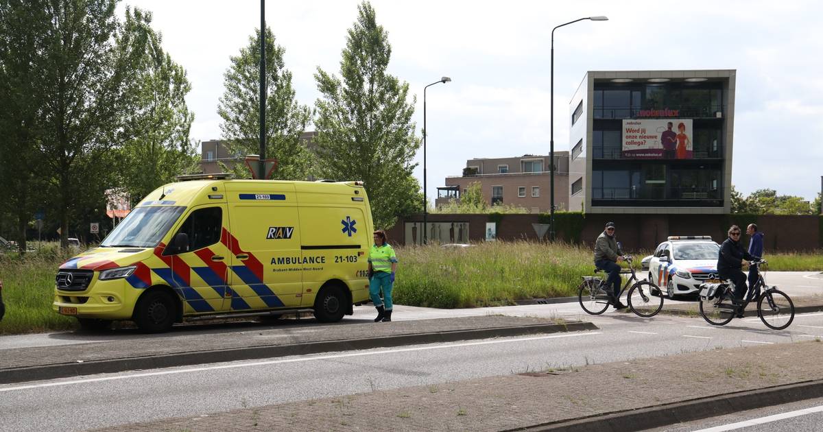 Fietser gewond bij botsing met auto op rotonde in Schijndel.