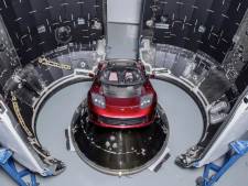 Elon Musk stuurt zijn Tesla mee met spectaculaire rakettest