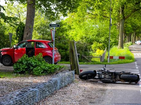Motorrijder (38) zwaargewond bij botsing met auto in Epe