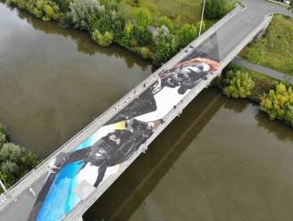 Reuzeschilderij van 90 meter lang op de Leiebrug: “Nooit eerder maakte ik een grotere tekening”