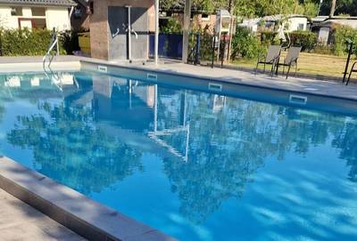 Campinggasten reageren alert als man naar bodem van zwembad zakt