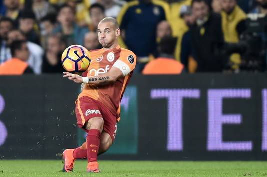 Wesley Sneijder in actie voor Galatasaray tegen Fenerbahce