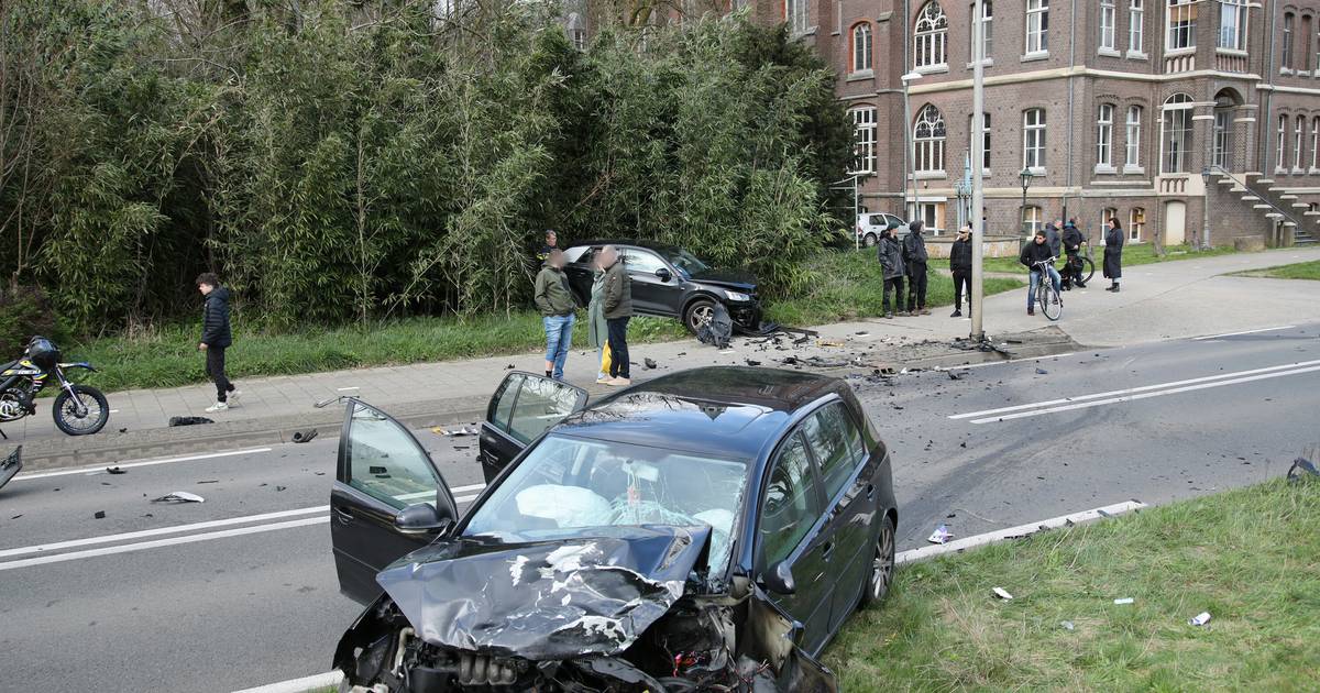 Twee vrouwen en twee kinderen naar het ziekenhuis na frontale botsing.