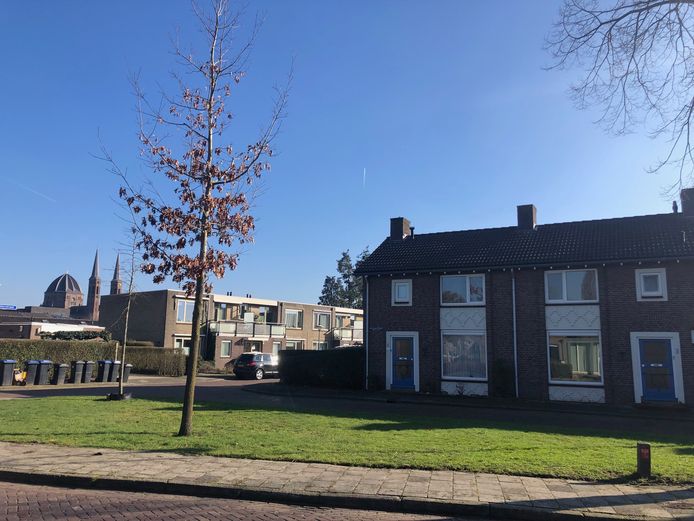 Dit rijtje van zes huizen aan de Helenastraat in Uden (op de foto rechts) zou eigenlijk moeten verdwijnen maar wordt nu toch gerenoveerd. Het complex links aan de Kerkakkerstraat wordt wel gesloopt.