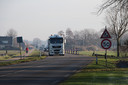 De N315 deze week, met rechts van de weg de 'landingsplek' van de vorige week naast de weg geraakte For Farmers-truck zichtbaar in het veld.
