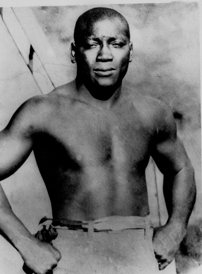 In de boksring veegde Jack Johnson ruim een eeuw geleden met elke blanke tegenstander de vloer aan.