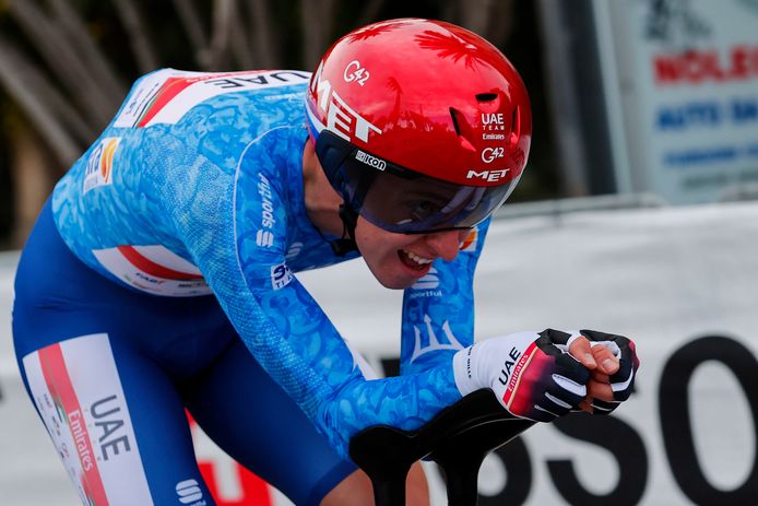 De 'tijdrithouding' mag uiteraard wel in de tijdrit, waar de renners met een speciaal sturen fietsen. Hier is Tourwinnaar Tadej Pogacar bezig aan de tijdrit in Tirreno-Adriatico.