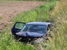 Auto in de sloot na aanrijding met vier voertuigen op Zeiving in Vuren 