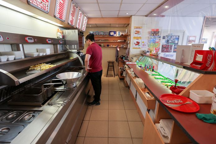 Dinsdag ging Nicky weer 'gewoon' open. Maar medewerker Jiang (foto) vertelt dat de overval van de avond tevoren grote indruk heeft gemaakt op zijn ouders, vooral op zijn moeder.