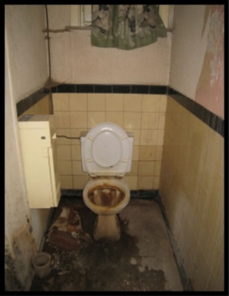 'Het huis dat twintig Bulgaren moesten huren van hun koppelbaas: het smerig toilet.’ Beeld 