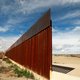 Trump kondigt noodtoestand af om zijn muur te kunnen bouwen. Wat betekent dit? | Dankzij loterijmiljoenen ligt het Friese Holwerd straks dichter bij zee