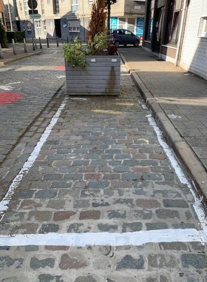 Een bewoner van Dries had zelf deze parkeerplaats geschilderd.
