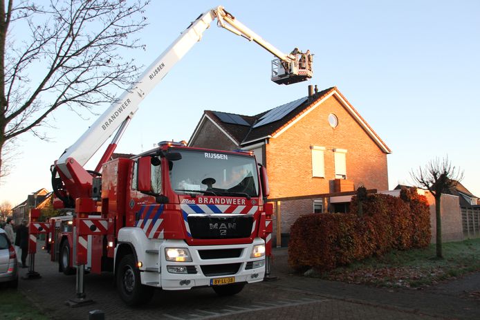 De brandweer in actie bij een schoorsteenbrand in Markelo.